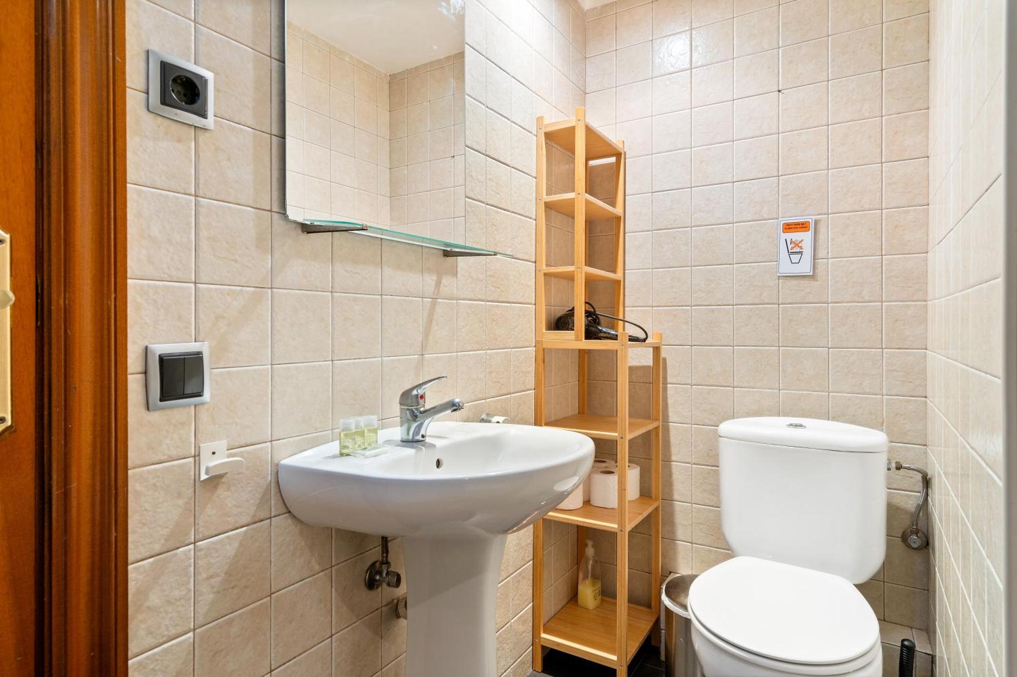 Chic 3Br Retreat With Private Terrace Apartment Barcelona Luaran gambar