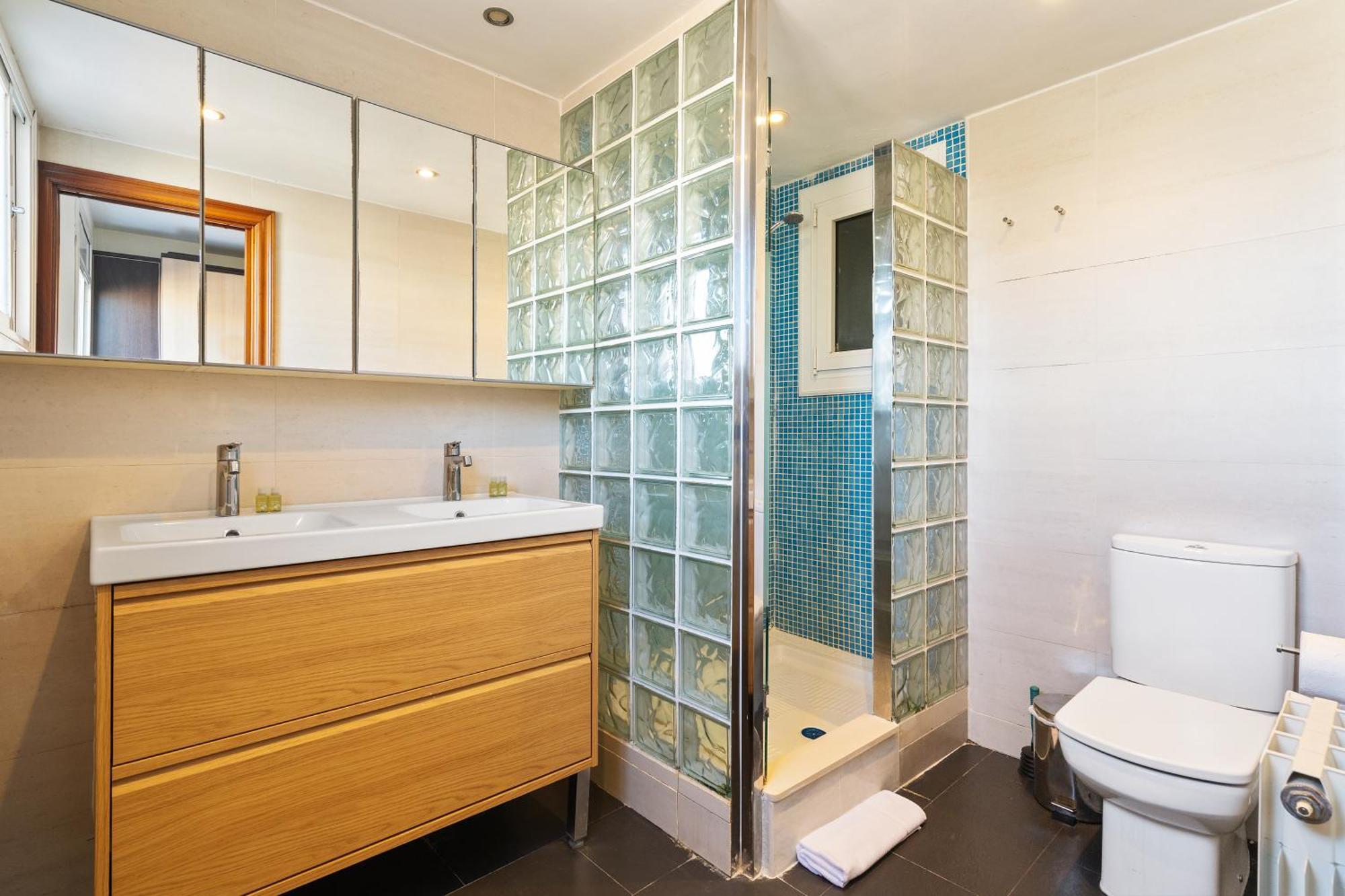 Chic 3Br Retreat With Private Terrace Apartment Barcelona Luaran gambar