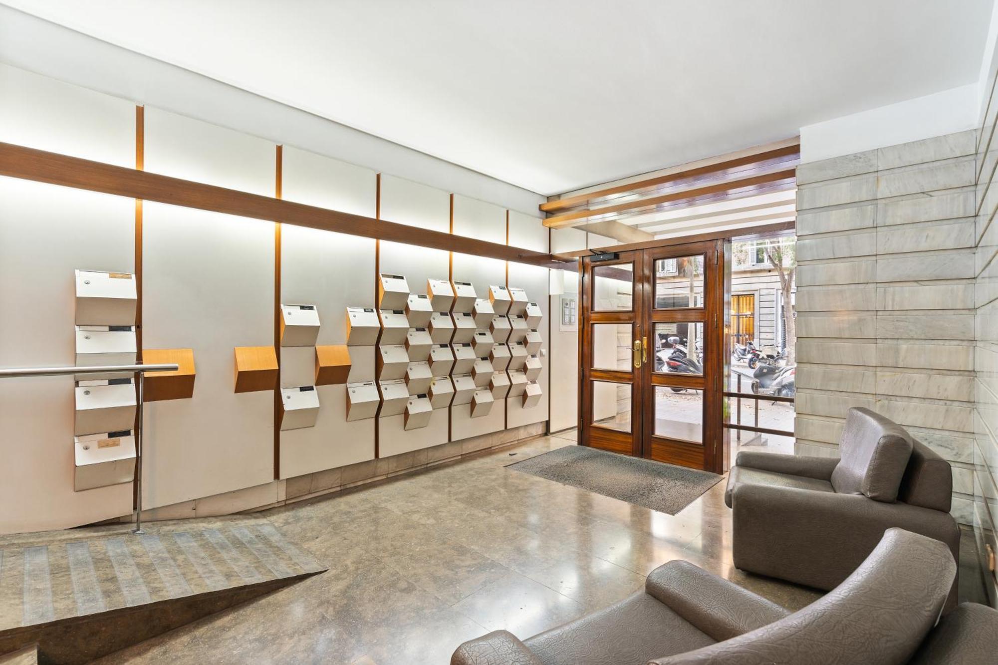 Chic 3Br Retreat With Private Terrace Apartment Barcelona Luaran gambar