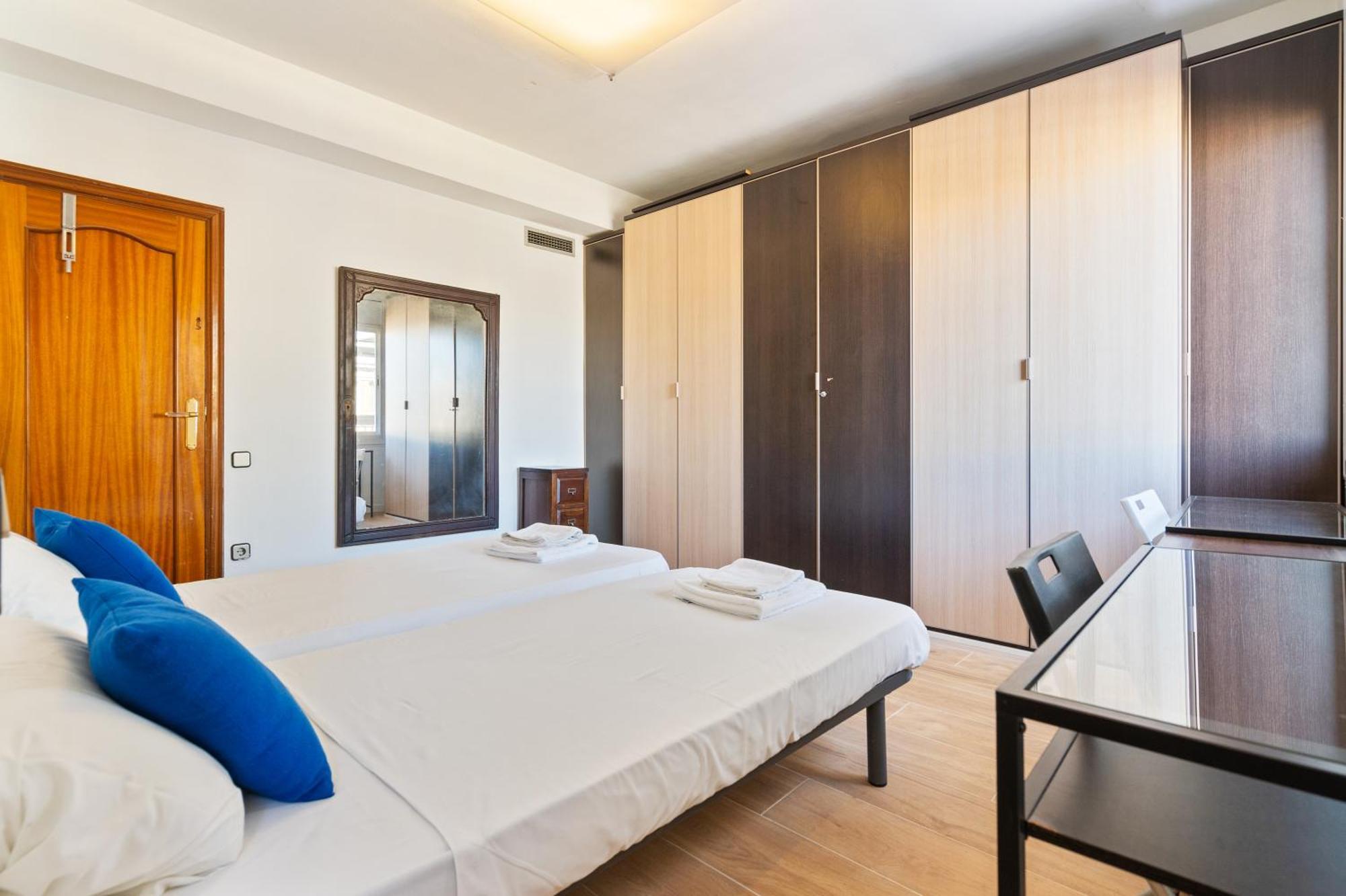 Chic 3Br Retreat With Private Terrace Apartment Barcelona Luaran gambar